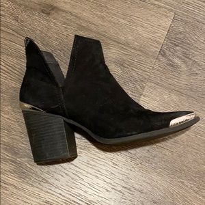 Black pointed toe heeled booties 6